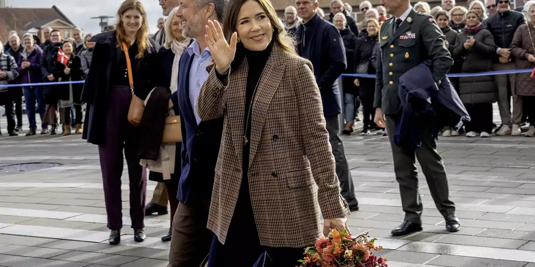 H Mary της Δανίας με το μπορντό Massimo Dutti σακάκι που ταιριάζει με όλα