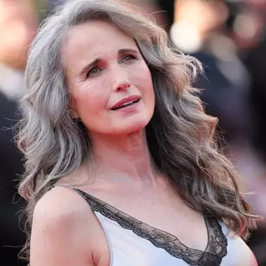 Οι πιο κομψές αποχρώσεις μαλλιών για γυναίκες άνω των 50