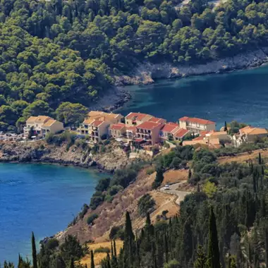 "Ζω σε ένα ψαράδικο χωριό της Ελλάδας χωρίς πόσιμο νερό": Γαλλίδα τραγουδίστρια μιλά για το εξοχικό της στη χώρα μας